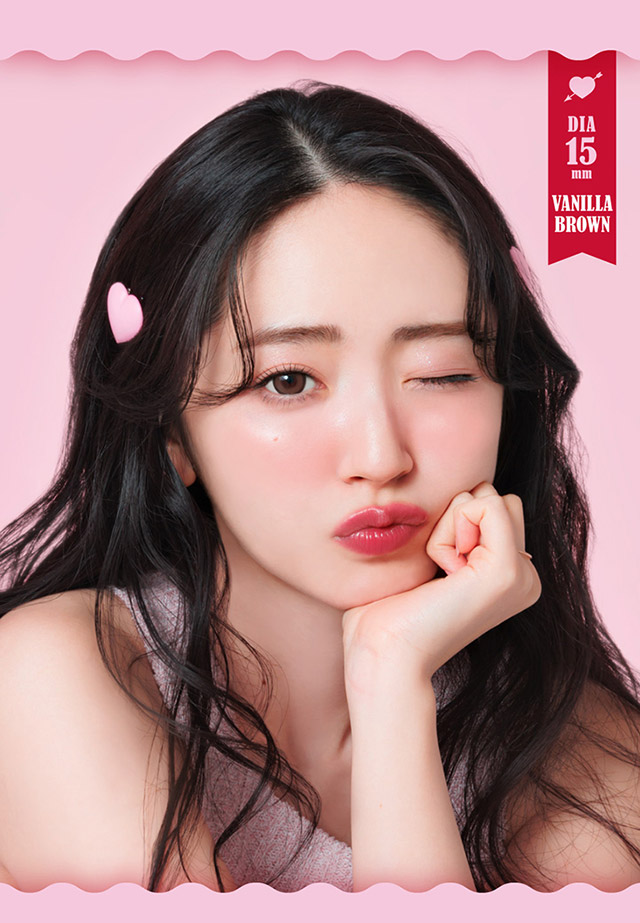 鈴木愛理ちゃんバニラブラウン装用写真|鈴木愛理イメージモデルのファビュラス(FABULOUS)は大人気シリーズレヴィア、キャンディーマジック、シークレットキャンディーマジックの人気カラーを選抜しDIA&着色直径を史上最大にパワーアップしたナチュラルに盛れるマンスリーカラコン