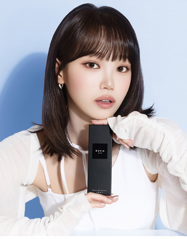 イメージモデルKIM CHAEWON (キム・チェウォン)ビジュアル|KIM CHAEWON (キム・チェウォン) of LE SSERAFIMイメージモデルのレヴィア ブルーライトバリアワンデー カラー(REVIA Blue Light Barrier 1DAY color,ブルーライトカット,紫外線カット,1day,10枚入り,DIA14.1mm,BC8.7
