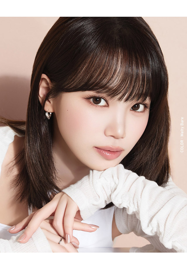 KIM CHAEWON (キム・チェウォン) メルティベア装用写真|KIM CHAEWON (キム・チェウォン) of LE SSERAFIMイメージモデルのワンデーカラコン レヴィア ワンデー(ReVIA 1DAY)DIA14.1mm,BC8.6mm,UVカット,うるおい高含水レンズ,瞳に色素が触れない製法,うるおい成分