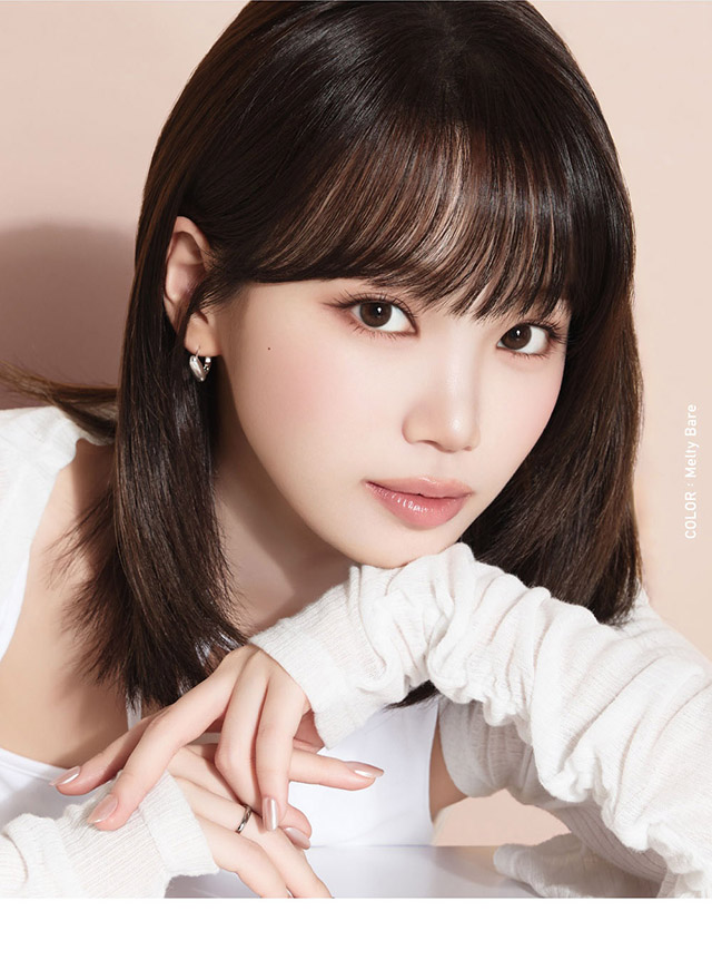 KIM CHAEWON (キム・チェウォン)メルティベア装用ビジュアル|KIM CHAEWON (キム・チェウォン) of LE SSERAFIMイメージモデルのマンスリーカラコン レヴィアワンマンス (Revia 1month)1ヶ月 カラコン 1MONTH DIA14.1 BC8.6 UVカット うるおい成分配合