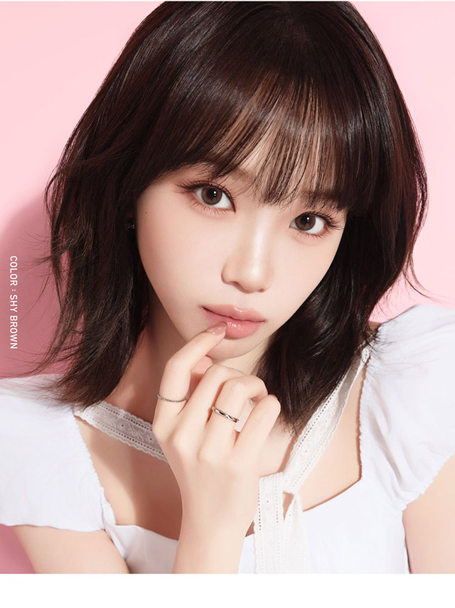 KIM CHAEWON (キム・チェウォン)シャイブラウン装用写真|KIM CHAEWON (キム・チェウォン) of LE SSERAFIMイメージモデルのマンスリーカラコン レヴィアワンマンス (Revia 1month)1ヶ月 カラコン 1MONTH DIA14.1 BC8.6 UVカット うるおい成分配合