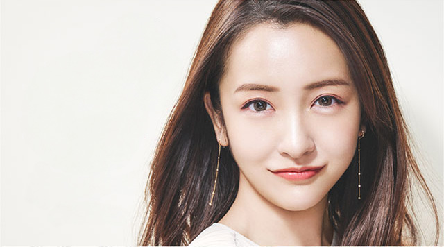 イメージモデル板野友美。元AKB48で現在はアーティスト・タレントとして活躍する板野友美さん。強さと甘さを併せ持つ圧倒的な存在感で、根強いファンを持つカリスマ的存在です。キャンディーマジックの華やかで印象的な世界観を引き立てています。