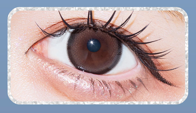 ココブラウンジュ装用写真|あやちゃんがイメージモデルの1ヶ月使い捨てカラコン『Uyu 1month(ウユ ワンマンス)』1箱2枚入り,DIA14.5mm,BC8.7mm