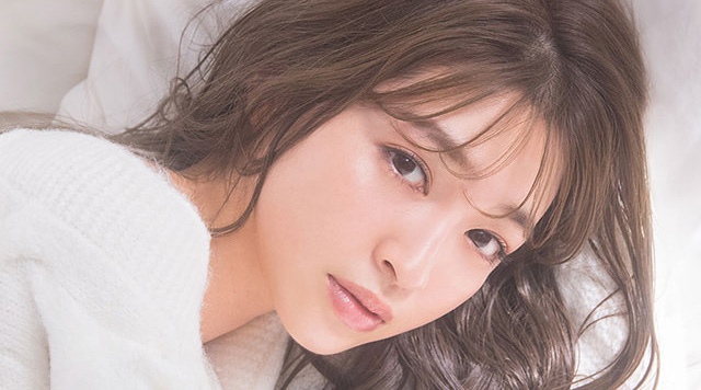 イメージモデル上西星来。多くの美容・ファッション雑誌でモデルを務め、女優としても活躍する上西星来さん。端正で洗練されたビジュアルとナチュラルな透明感が、上品なカラコンを求める層に支持されています。ヴィクトリアシリーズの“凛とした大人の抜け感”を体現する存在です。