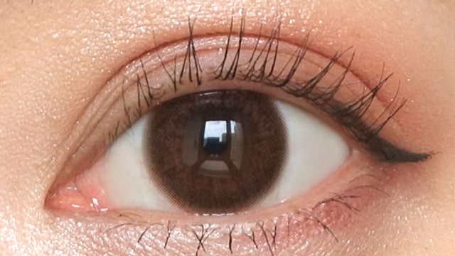 カラーズワンデー エアリーブラウンの装用画像