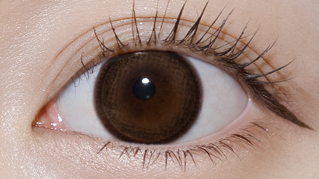 ベイビーモテコンワンデー ベイビーリングブラウンの装用画像