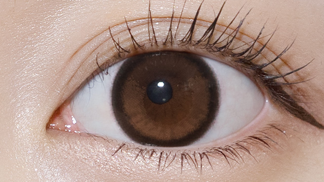 シークレットキャンディーマジック バターブラウン度ありの装用画像