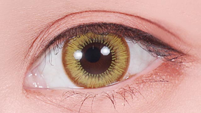 コスプレカラコン アシストシュシュ シュテラワンデー リリーイエロー 装用画像