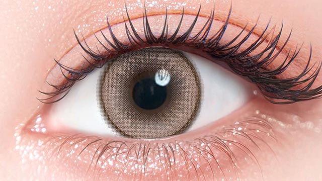 一条響イメージモデルの度あり度なしワンデーカラーズワンデー シルクティントベージュの装用画像