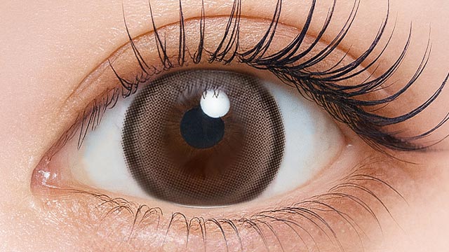 本田紗来イメージモデルの度あり度なしワンデーシャルトンワンデー ミルクチーズケーキの装用画像