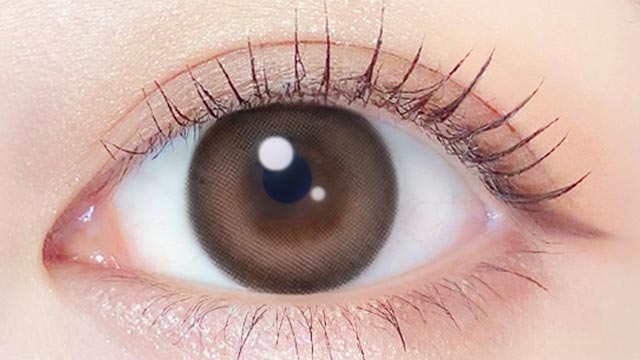 新木優子イメージモデルの度あり度なし1ヶ月エバーカラーワンマンス ミルクブラウニーの装用画像