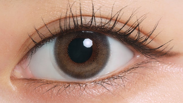 南りほイメージモデルの度あり度なしワンデーエフォス デューイグレージュの装用画像