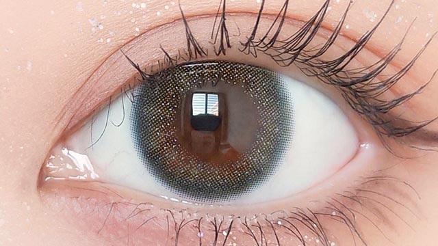 黒木メイサイメージモデルの度あり度なしワンデーアンヴィUV ミニュイ インディゴ 10枚入の装用画像