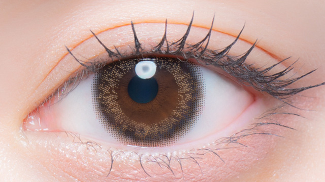 紺野彩夏イメージモデルの度あり2週間エルージュ フレアブラウンの装用画像