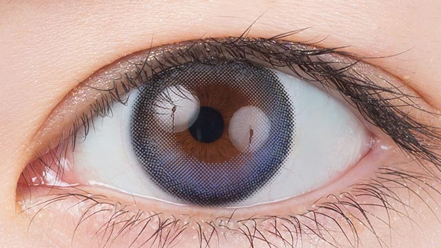 イメージモデルの度あり度なしワンデーエティアフィルミーワンデー 雨雲ブルーの装用画像