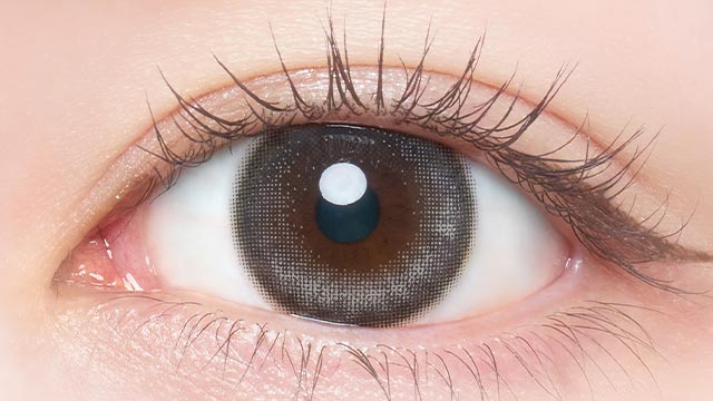 佐々木希イメージモデルの度あり度なしワンデーフランミー トーリック ソルティーバニラ CYL-0.75の装用画像