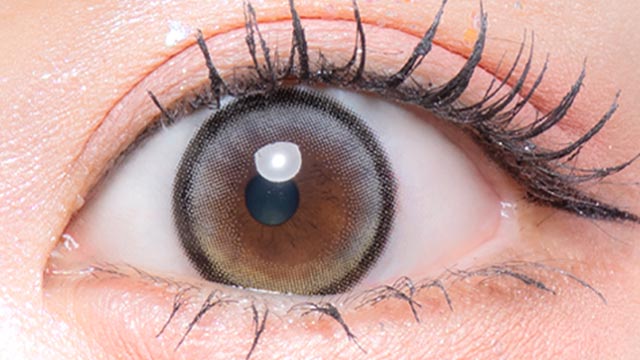 明日花キラライメージモデルの度あり度なしワンデーフルーリー ウォーターライトオリーブ(ゆめみるペガサス)の装用画像