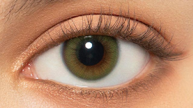 イメージモデルの度あり度なしワンデーメルメル バイ リッチスタンダード ジェムシリーズ ジェムグリーンの装用画像