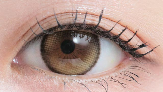 森香澄イメージモデルの度あり度なしワンデーメイリールーナーワンデー ルーナーブラウンの装用画像