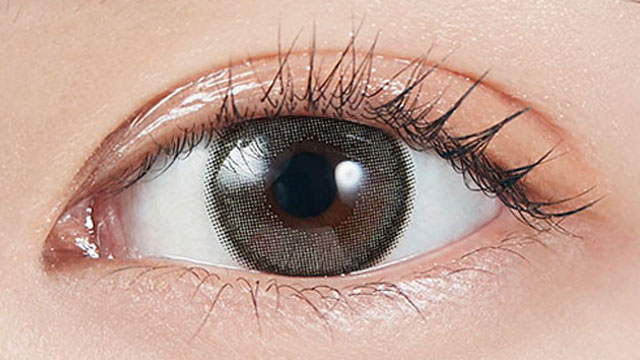 モラク トーリック ダズルグレー CYL-0.75の装用画像