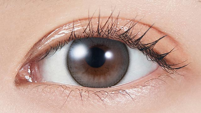 モラク トーリック ドーリッシュグレー CYL-0.75の装用画像