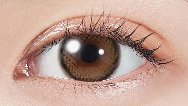 宮脇咲良 (さくらたん)イメージモデルの度あり度なし1ヶ月モラクマンスリー チェリッシュブラウンの装用画像