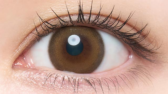 吉田朱里(アカリン)イメージモデルの度あり度なしワンデーメロット トーリック(乱視用) シークレットベア CYL-0.75の装用画像