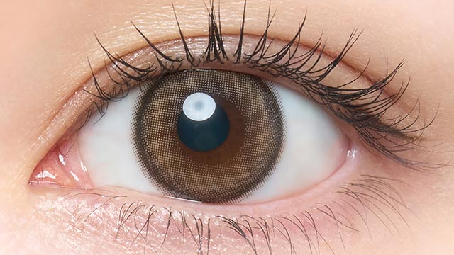 吉田朱里(アカリン)イメージモデルの度あり度なしワンデーメロット トーリック(乱視用) パールリング CYL-1.25の装用画像