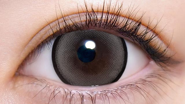 なえなのイメージモデルの度あり度なしワンデー超モテコンウルトラワンデー 超理想リングベージュの装用画像