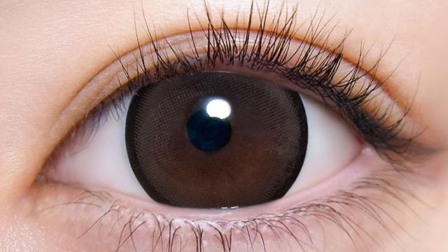 なえなのイメージモデルの度あり度なしワンデー超モテコンウルトラワンデー 超理想リングブラウンの装用画像