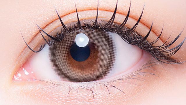 イメージモデルの度あり度なしワンデーミチュミチュ チャギベージュの装用画像