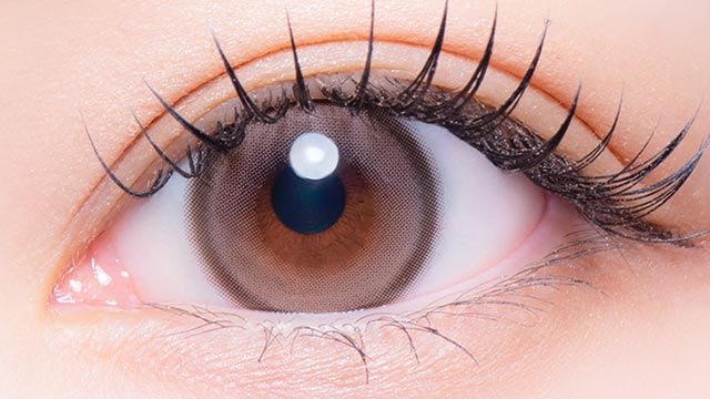 イメージモデルの度あり度なしワンデーミチュミチュ ウユブラウンの装用画像