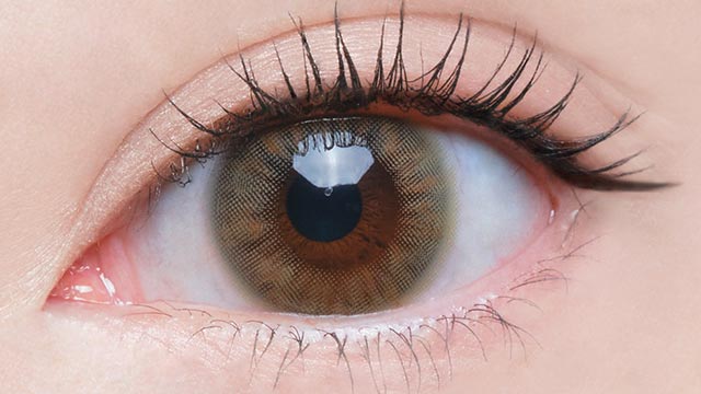 RIEHATAイメージモデルの度あり度なしワンデーオー キウイの装用画像