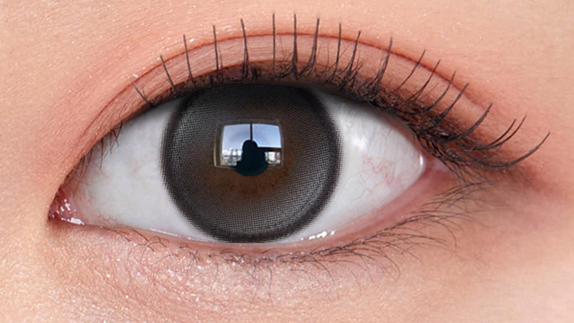 NewJeans(ニュージーンズ)イメージモデルの度あり度なしワンデーオーレンズ グローイティアワンデー グレー 2枚入の装用画像