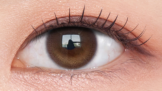 MEOVV(ミヤオ)イメージモデルの度あり度なしワンデーオーレンズ グローイナチュラルワンデー ラテブラウンの装用画像