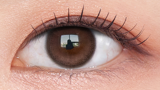 MEOVV(ミヤオ)イメージモデルの度あり度なしワンデーオーレンズ グローイナチュラルワンデー モカブラウンの装用画像