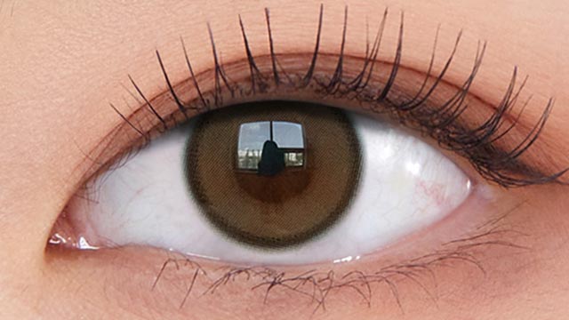 NewJeans(ニュージーンズ)イメージモデルの度あり度なしワンデーオーレンズ リアルリングワンデー ブラウンの装用画像