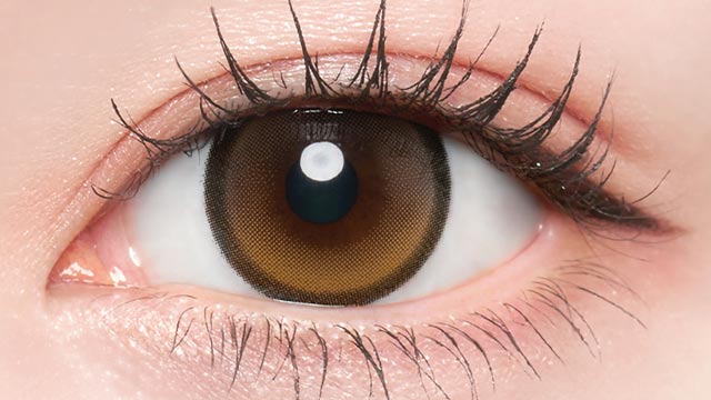 希空イメージモデルの度あり度なしワンデープリンキス ジュエルドロップの装用画像