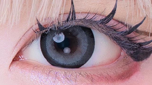 はやてイメージモデルの度あり度なしワンデープラスニャン だーりん♡ぶらっくの装用画像