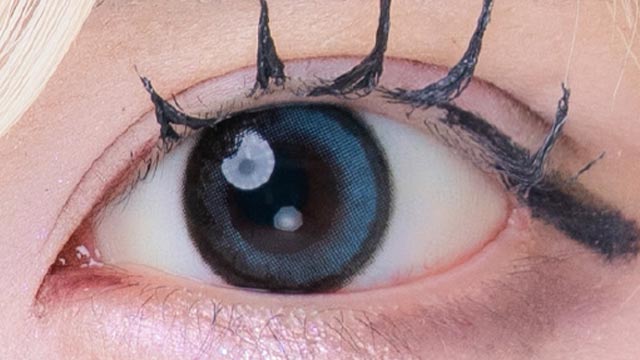 はやてイメージモデルの度あり度なしワンデープラスニャン はにー♡ぶるーぶらっくの装用画像