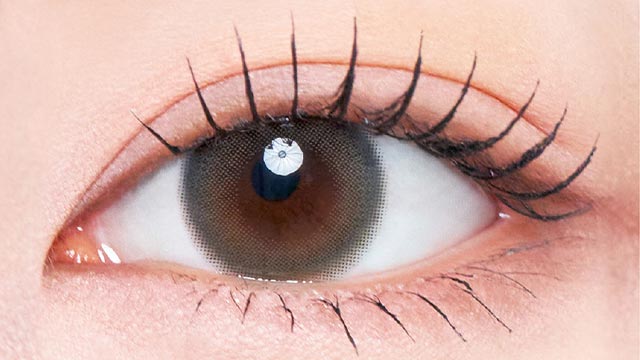 TWICE サナイメージモデルの度あり度なしワンデーラディリス クリスタルヴェールの装用画像