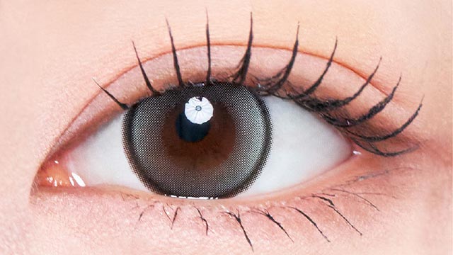 TWICE サナイメージモデルの度あり度なしワンデーラディリス ルーセントグレーの装用画像