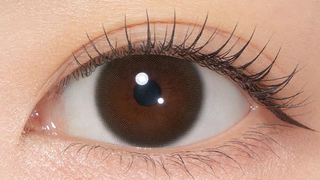 指原莉乃(さっしー)イメージモデルの度あり度なしワンデートパーズ シリコーンハイドロゲル ナチュベイビーエスプレッソの装用画像