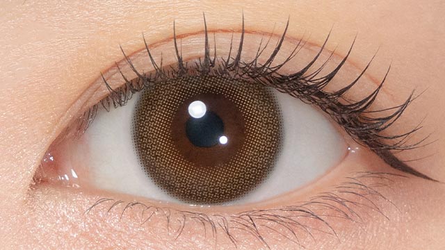 指原莉乃(さっしー)イメージモデルの度あり度なしワンデートパーズ シリコーンハイドロゲル ナチュデートトパーズの装用画像