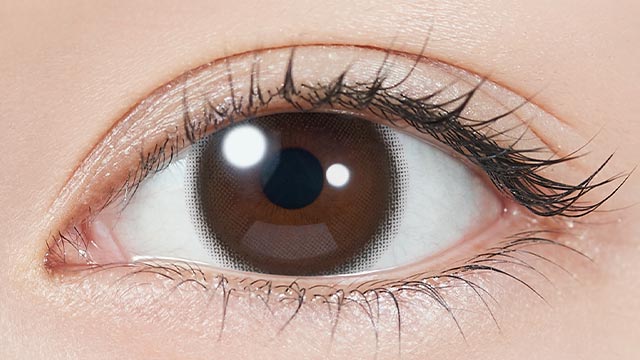 指原莉乃(さっしー)イメージモデルの度あり度なしワンデートパーズ トーリック ベイビーエスプレッソトーリック CYL-1.25の装用画像