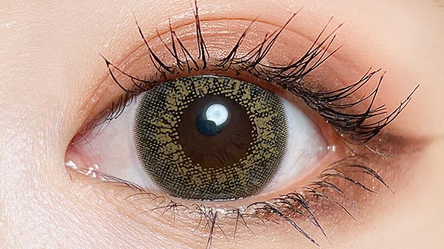 イメージモデルの度あり度なしワンデートゥインクルアイズワンデーUVプラス ウォーターブラウンの装用画像