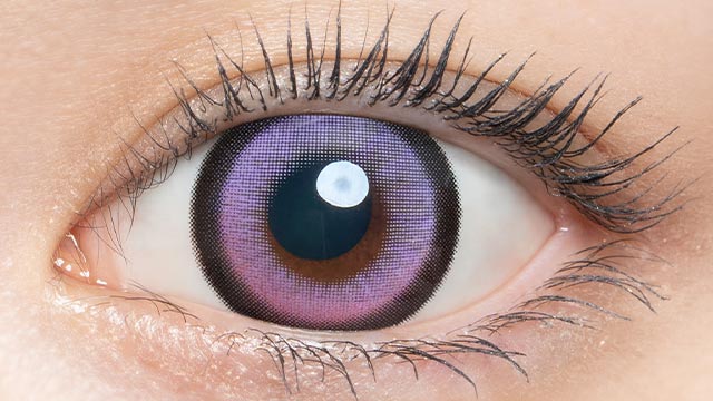 倖田來未(くぅちゃん)イメージモデルの度あり度なしワンデーラヴェール ポイズングレープの装用画像