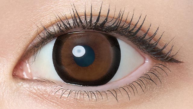 倖田來未(くぅちゃん)イメージモデルの度あり度なし1ヶ月ラヴェールマンスリー ブラックビジューの装用画像