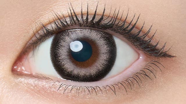 倖田來未(くぅちゃん)イメージモデルの度あり度なし1ヶ月ラヴェールマンスリー ギルティウインクの装用画像