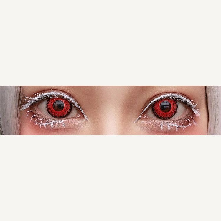 ドルチェ コンタクト パーフェクトシリーズ ワンデー 艶紅カーマインを着用したはーぴぃの目のアップ